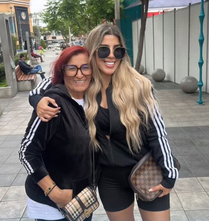 Yahaira Plasencia junto a su madre, Gloria Quintanilla