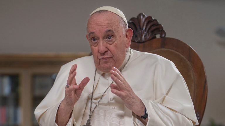 El papa Francisco dice que la homosexualidad «no es un delito»