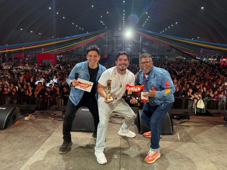Erick Elera se quiebra en homenaje inolvidable en la Feria Fusión: “Todo lo que hago es por mis padres”