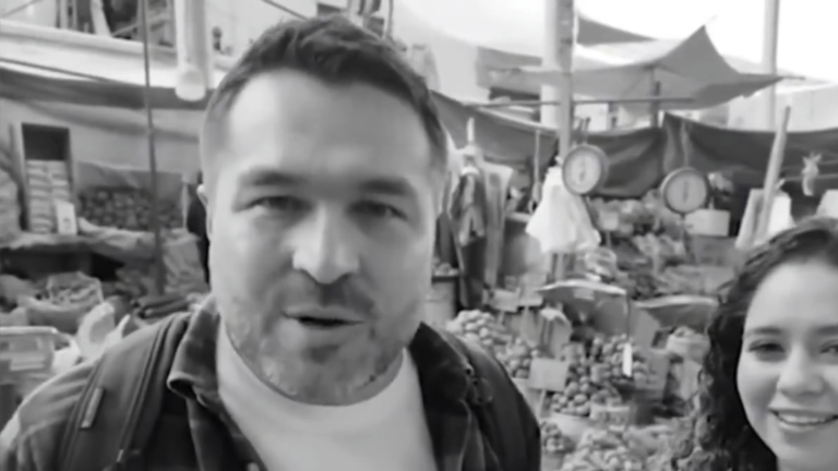 Giacomo Bocchio pasa incómodo momento con vendedora en mercado de Arequipa: “No se toca. ¿Vas a pagar?“
